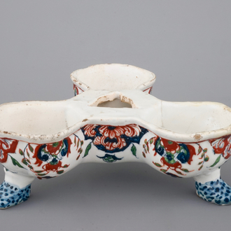 A Dutch Delft tripod spice box, probably Dèsvres, 19th C.